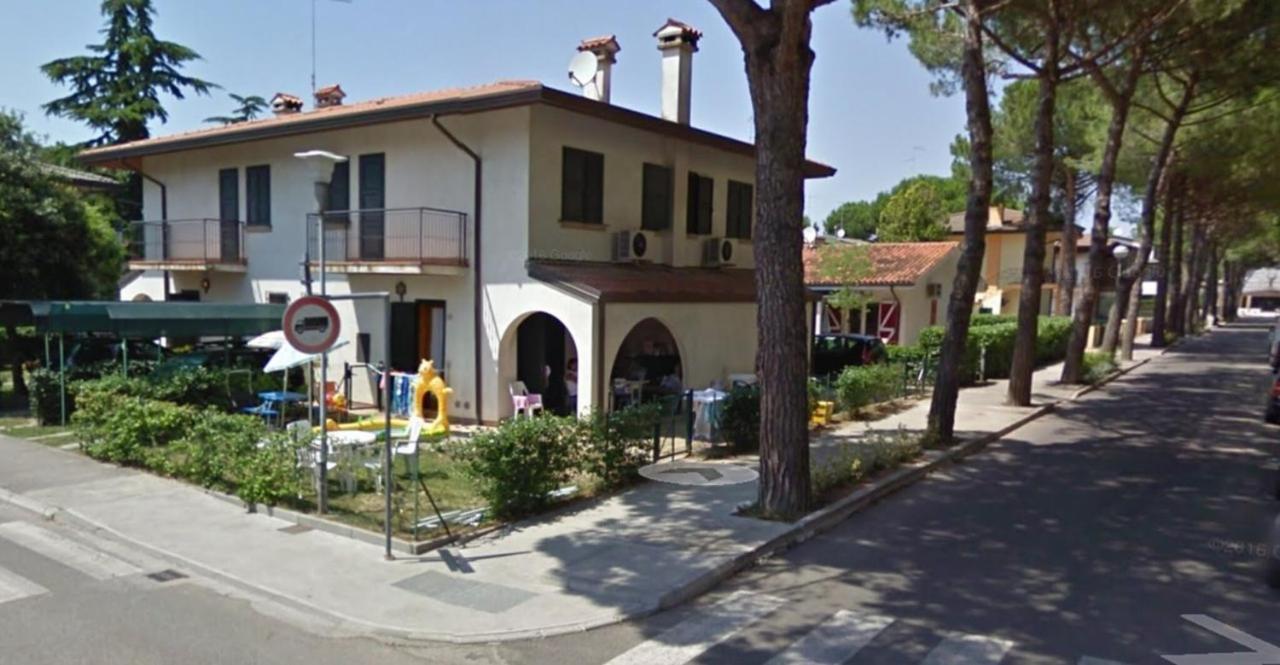 Amazing Villa With Private Garden In Bibione Eksteriør billede