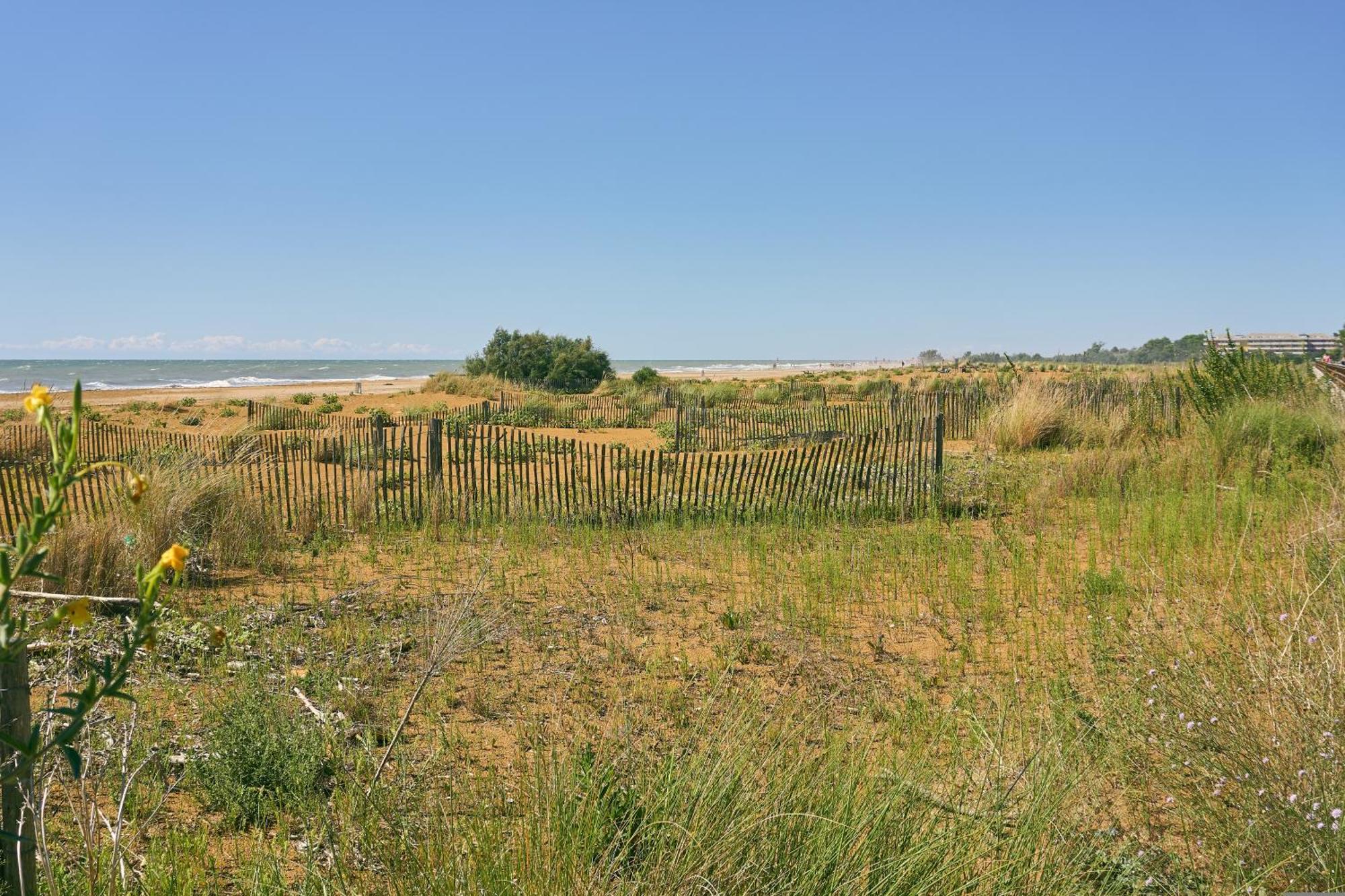 Amazing Villa With Private Garden In Bibione Eksteriør billede